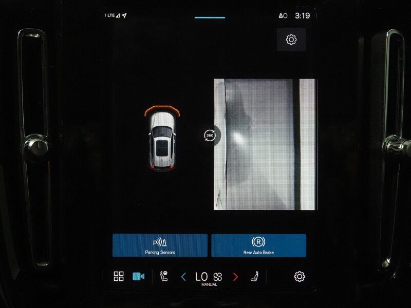 2024 Volvo XC40 Plus Dark Theme AWD *NAVIGATION, SAFETY ALERTS, 360 VIEW CAMERAS, PANORAMA MOONROOF, HEATED SEATS/STEERING, POWER LIFTGATE, KEYLESS ENTRY, PARK ASSIST, 20 INCH WHEELS, APPLE CARPLAY Round Rock TX