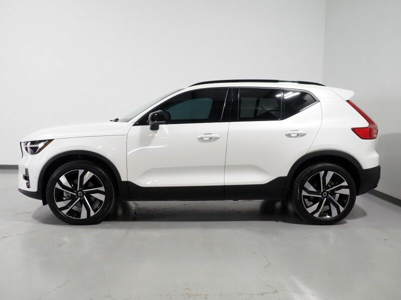 2024 Volvo XC40 Plus Dark Theme AWD *NAVIGATION, SAFETY ALERTS, 360 VIEW CAMERAS, PANORAMA MOONROOF, HEATED SEATS/STEERING, POWER LIFTGATE, KEYLESS ENTRY, PARK ASSIST, 20 INCH WHEELS, APPLE CARPLAY Round Rock TX