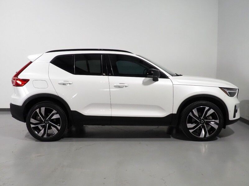 2024 Volvo XC40 Plus Dark Theme AWD *NAVIGATION, SAFETY ALERTS, 360 VIEW CAMERAS, PANORAMA MOONROOF, HEATED SEATS/STEERING, POWER LIFTGATE, KEYLESS ENTRY, PARK ASSIST, 20 INCH WHEELS, APPLE CARPLAY Round Rock TX