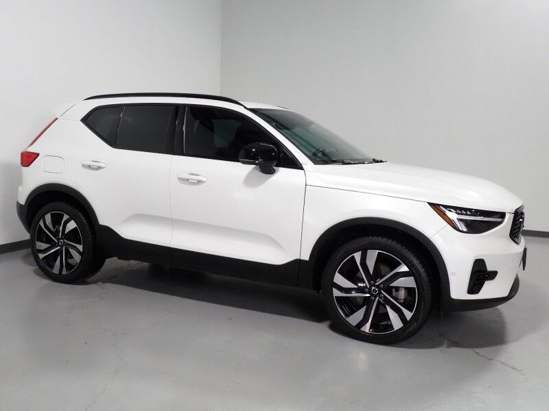 2024 Volvo XC40 Plus Dark Theme AWD *NAVIGATION, SAFETY ALERTS, 360 VIEW CAMERAS, PANORAMA MOONROOF, HEATED SEATS/STEERING, POWER LIFTGATE, KEYLESS ENTRY, PARK ASSIST, 20 INCH WHEELS, APPLE CARPLAY