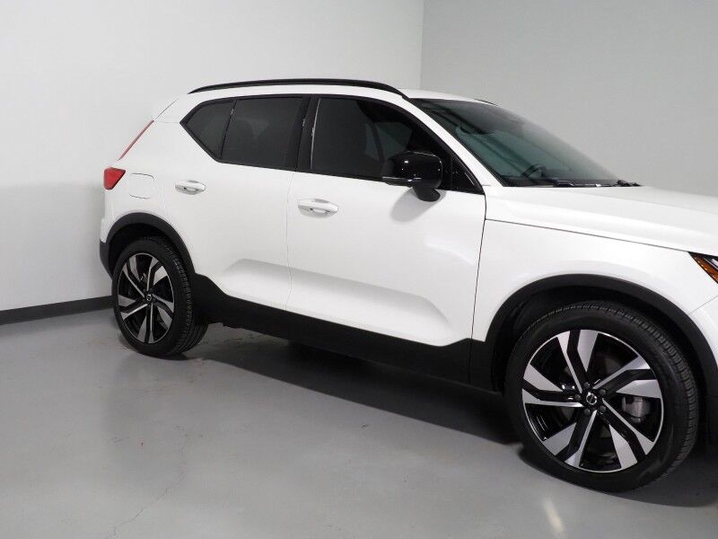 2024 Volvo XC40 Plus Dark Theme AWD *NAVIGATION, SAFETY ALERTS, 360 VIEW CAMERAS, PANORAMA MOONROOF, HEATED SEATS/STEERING, POWER LIFTGATE, KEYLESS ENTRY, PARK ASSIST, 20 INCH WHEELS, APPLE CARPLAY Round Rock TX