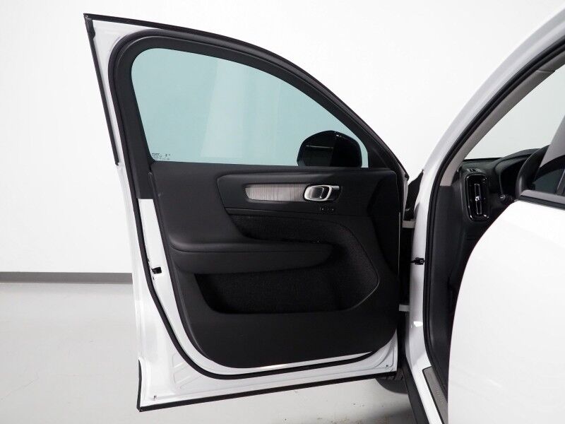 2024 Volvo XC40 Plus Dark Theme AWD *NAVIGATION, SAFETY ALERTS, 360 VIEW CAMERAS, PANORAMA MOONROOF, HEATED SEATS/STEERING, POWER LIFTGATE, KEYLESS ENTRY, PARK ASSIST, 20 INCH WHEELS, APPLE CARPLAY Round Rock TX