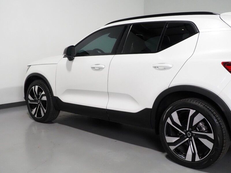 2024 Volvo XC40 Plus Dark Theme AWD *NAVIGATION, SAFETY ALERTS, 360 VIEW CAMERAS, PANORAMA MOONROOF, HEATED SEATS/STEERING, POWER LIFTGATE, KEYLESS ENTRY, PARK ASSIST, 20 INCH WHEELS, APPLE CARPLAY Round Rock TX