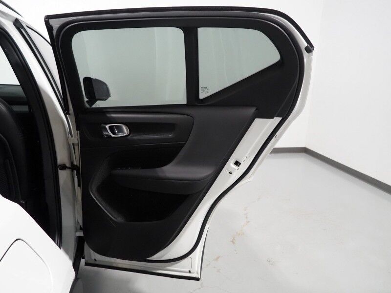 2024 Volvo XC40 Plus Dark Theme AWD *NAVIGATION, SAFETY ALERTS, 360 VIEW CAMERAS, PANORAMA MOONROOF, HEATED SEATS/STEERING, POWER LIFTGATE, KEYLESS ENTRY, PARK ASSIST, 20 INCH WHEELS, APPLE CARPLAY Round Rock TX