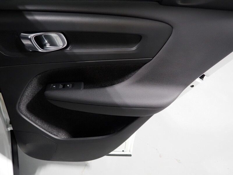 2024 Volvo XC40 Plus Dark Theme AWD *NAVIGATION, SAFETY ALERTS, 360 VIEW CAMERAS, PANORAMA MOONROOF, HEATED SEATS/STEERING, POWER LIFTGATE, KEYLESS ENTRY, PARK ASSIST, 20 INCH WHEELS, APPLE CARPLAY Round Rock TX