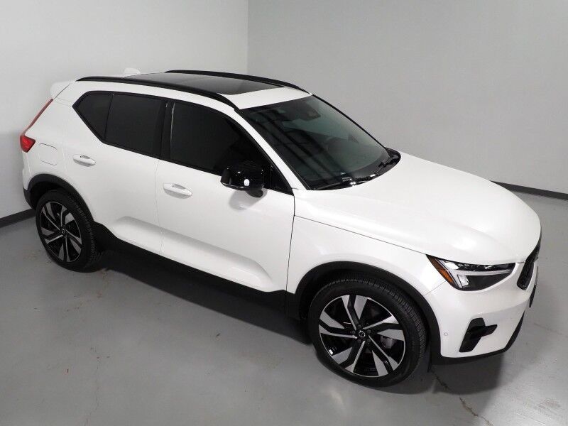 2024 Volvo XC40 Plus Dark Theme AWD *NAVIGATION, SAFETY ALERTS, 360 VIEW CAMERAS, PANORAMA MOONROOF, HEATED SEATS/STEERING, POWER LIFTGATE, KEYLESS ENTRY, PARK ASSIST, 20 INCH WHEELS, APPLE CARPLAY Round Rock TX