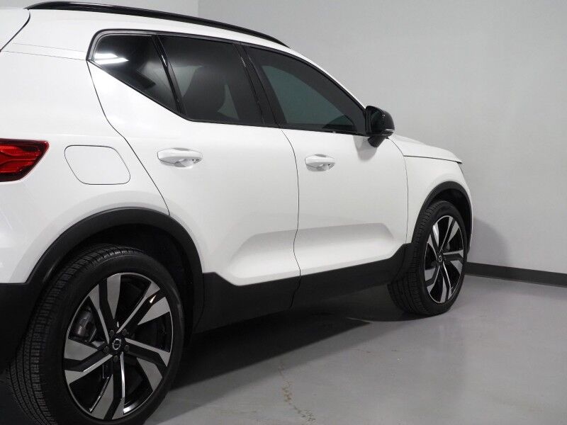 2024 Volvo XC40 Plus Dark Theme AWD *NAVIGATION, SAFETY ALERTS, 360 VIEW CAMERAS, PANORAMA MOONROOF, HEATED SEATS/STEERING, POWER LIFTGATE, KEYLESS ENTRY, PARK ASSIST, 20 INCH WHEELS, APPLE CARPLAY Round Rock TX