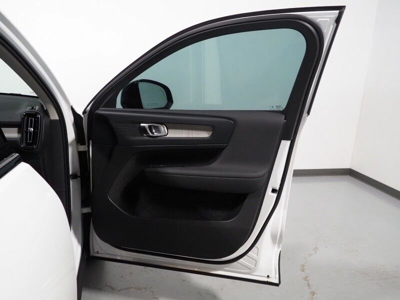2024 Volvo XC40 Plus Dark Theme AWD *NAVIGATION, SAFETY ALERTS, 360 VIEW CAMERAS, PANORAMA MOONROOF, HEATED SEATS/STEERING, POWER LIFTGATE, KEYLESS ENTRY, PARK ASSIST, 20 INCH WHEELS, APPLE CARPLAY Round Rock TX