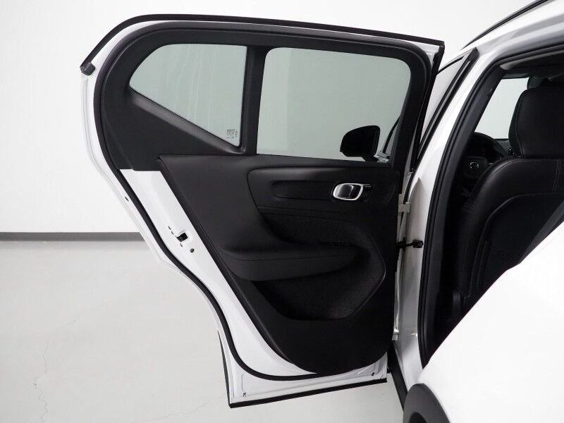 2024 Volvo XC40 Plus Dark Theme AWD *NAVIGATION, SAFETY ALERTS, 360 VIEW CAMERAS, PANORAMA MOONROOF, HEATED SEATS/STEERING, POWER LIFTGATE, KEYLESS ENTRY, PARK ASSIST, 20 INCH WHEELS, APPLE CARPLAY Round Rock TX