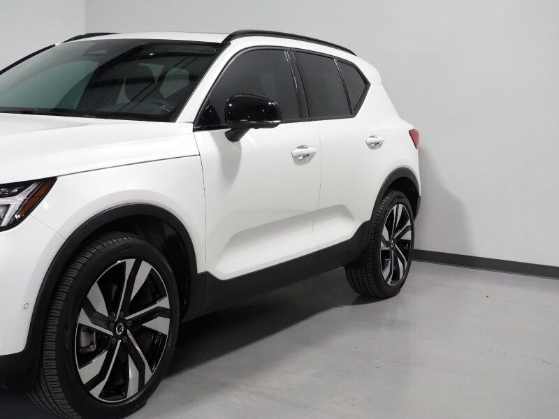 2024 Volvo XC40 Plus Dark Theme AWD *NAVIGATION, SAFETY ALERTS, 360 VIEW CAMERAS, PANORAMA MOONROOF, HEATED SEATS/STEERING, POWER LIFTGATE, KEYLESS ENTRY, PARK ASSIST, 20 INCH WHEELS, APPLE CARPLAY Round Rock TX