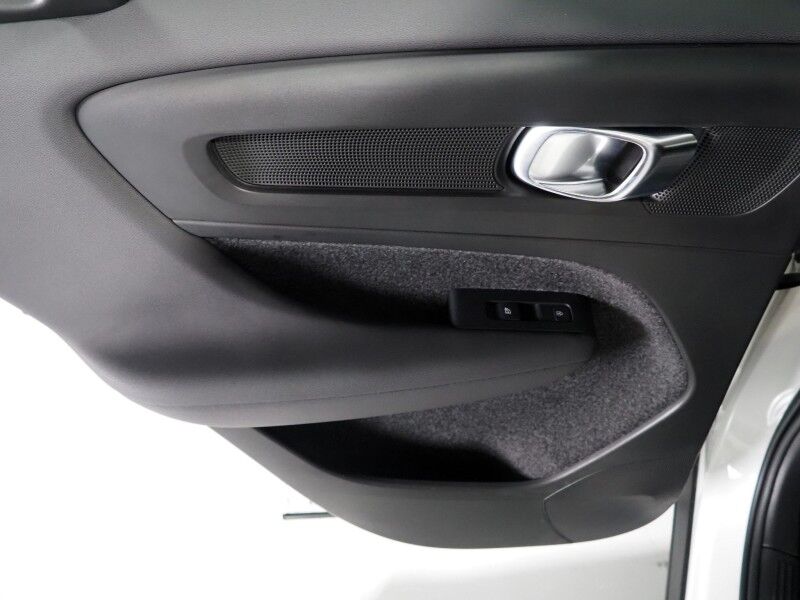 2024 Volvo XC40 Plus Dark Theme AWD *NAVIGATION, SAFETY ALERTS, 360 VIEW CAMERAS, PANORAMA MOONROOF, HEATED SEATS/STEERING, POWER LIFTGATE, KEYLESS ENTRY, PARK ASSIST, 20 INCH WHEELS, APPLE CARPLAY Round Rock TX