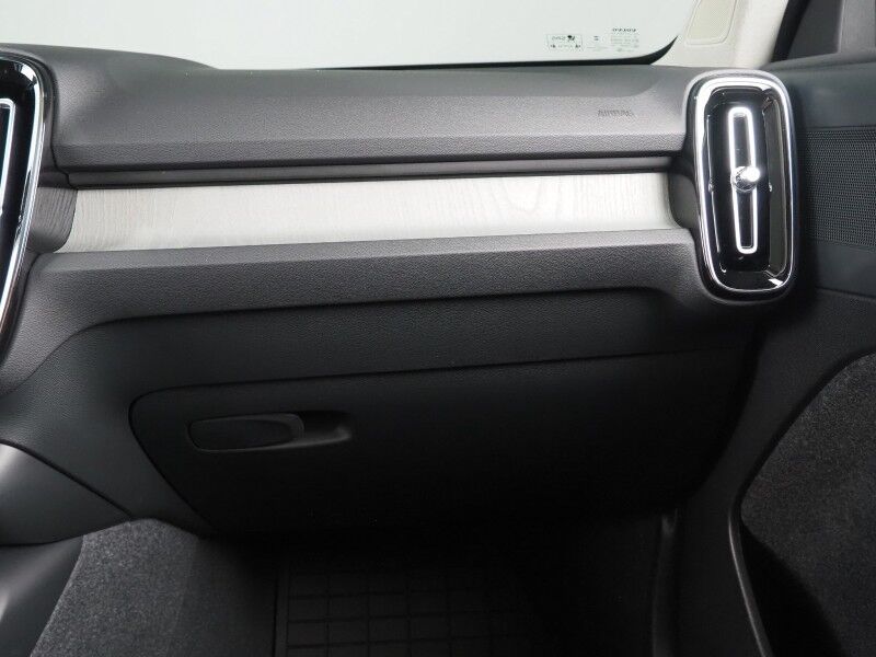 2024 Volvo XC40 Plus Dark Theme AWD *NAVIGATION, SAFETY ALERTS, 360 VIEW CAMERAS, PANORAMA MOONROOF, HEATED SEATS/STEERING, POWER LIFTGATE, KEYLESS ENTRY, PARK ASSIST, 20 INCH WHEELS, APPLE CARPLAY Round Rock TX