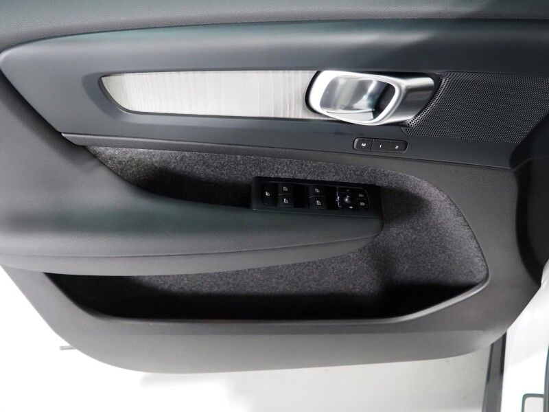 2024 Volvo XC40 Plus Dark Theme AWD *NAVIGATION, SAFETY ALERTS, 360 VIEW CAMERAS, PANORAMA MOONROOF, HEATED SEATS/STEERING, POWER LIFTGATE, KEYLESS ENTRY, PARK ASSIST, 20 INCH WHEELS, APPLE CARPLAY Round Rock TX