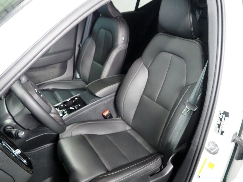 2024 Volvo XC40 Plus Dark Theme AWD *NAVIGATION, SAFETY ALERTS, 360 VIEW CAMERAS, PANORAMA MOONROOF, HEATED SEATS/STEERING, POWER LIFTGATE, KEYLESS ENTRY, PARK ASSIST, 20 INCH WHEELS, APPLE CARPLAY Round Rock TX