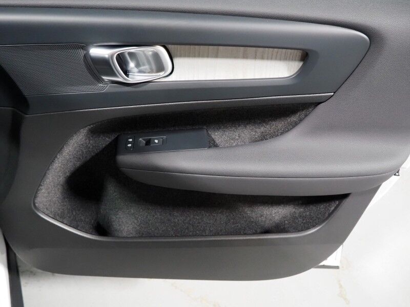 2024 Volvo XC40 Plus Dark Theme AWD *NAVIGATION, SAFETY ALERTS, 360 VIEW CAMERAS, PANORAMA MOONROOF, HEATED SEATS/STEERING, POWER LIFTGATE, KEYLESS ENTRY, PARK ASSIST, 20 INCH WHEELS, APPLE CARPLAY Round Rock TX