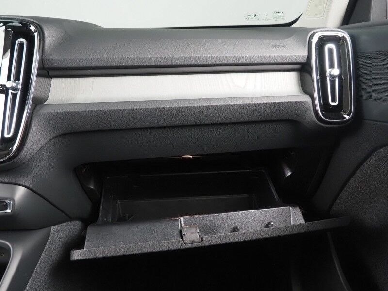 2024 Volvo XC40 Plus Dark Theme AWD *NAVIGATION, SAFETY ALERTS, 360 VIEW CAMERAS, PANORAMA MOONROOF, HEATED SEATS/STEERING, POWER LIFTGATE, KEYLESS ENTRY, PARK ASSIST, 20 INCH WHEELS, APPLE CARPLAY Round Rock TX