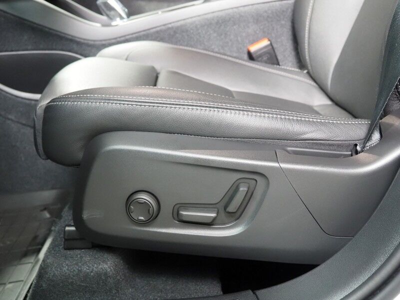 2024 Volvo XC40 Plus Dark Theme AWD *NAVIGATION, SAFETY ALERTS, 360 VIEW CAMERAS, PANORAMA MOONROOF, HEATED SEATS/STEERING, POWER LIFTGATE, KEYLESS ENTRY, PARK ASSIST, 20 INCH WHEELS, APPLE CARPLAY Round Rock TX