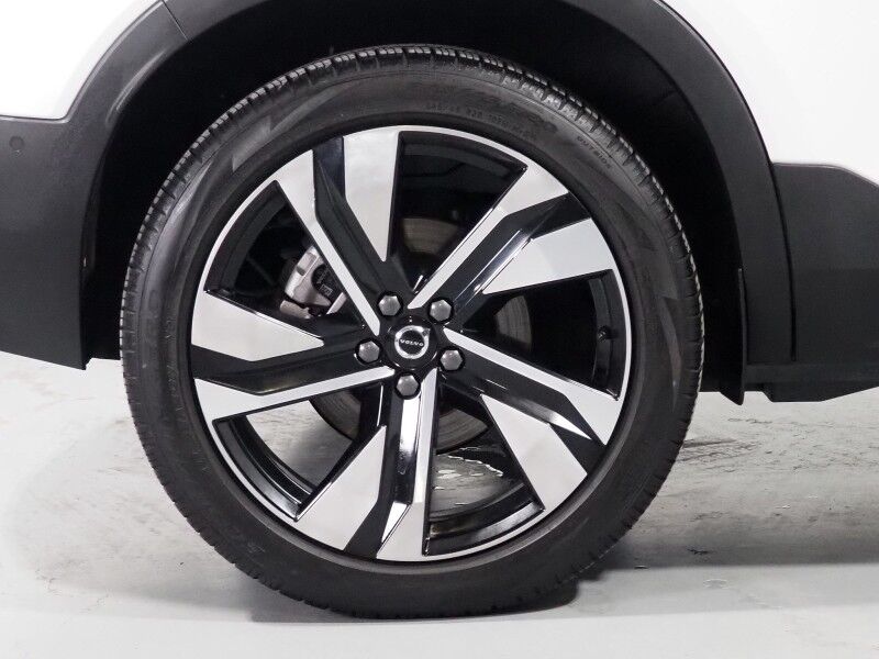 2024 Volvo XC40 Plus Dark Theme AWD *NAVIGATION, SAFETY ALERTS, 360 VIEW CAMERAS, PANORAMA MOONROOF, HEATED SEATS/STEERING, POWER LIFTGATE, KEYLESS ENTRY, PARK ASSIST, 20 INCH WHEELS, APPLE CARPLAY Round Rock TX