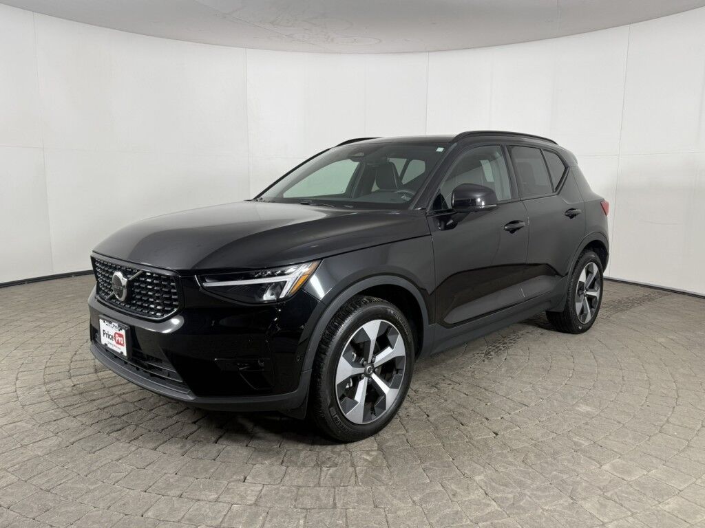 2024 Volvo XC40 Plus Dark Theme