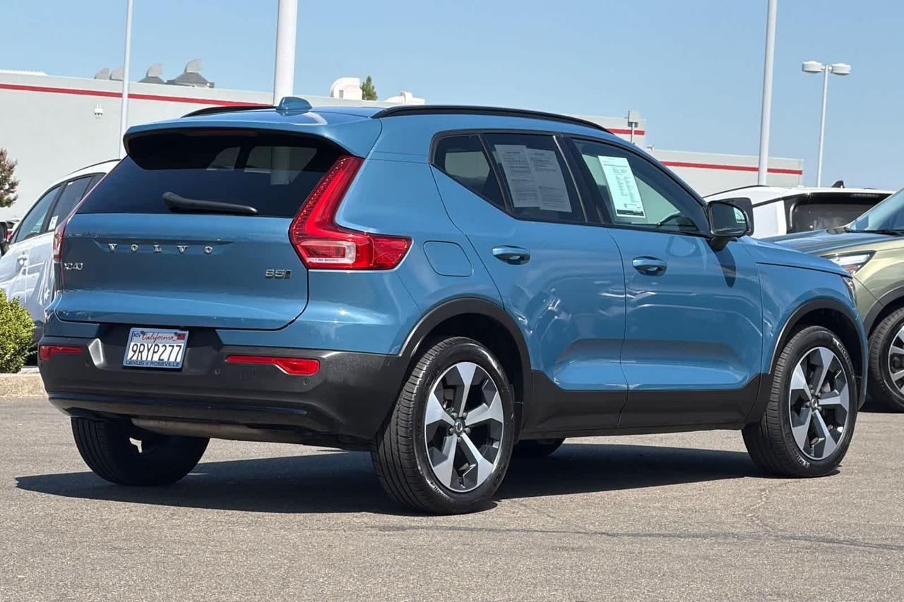 2024 Volvo XC40 Plus Dark Theme