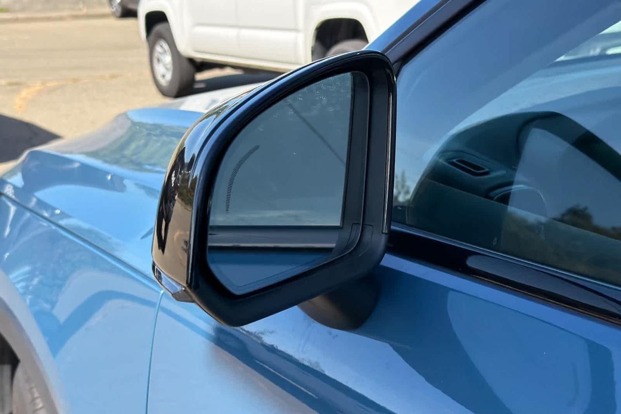 2024 Volvo XC40 Plus Dark Theme Roseville CA