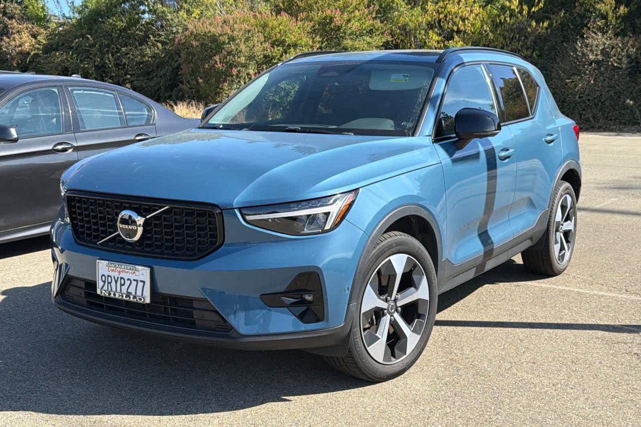 2024 Volvo XC40 Plus Dark Theme