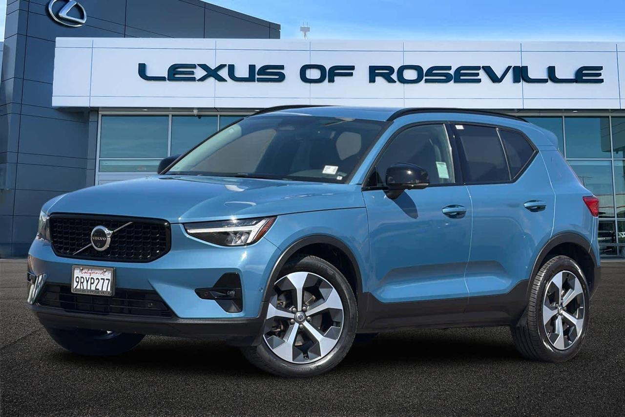 2024 Volvo XC40 Plus Dark Theme