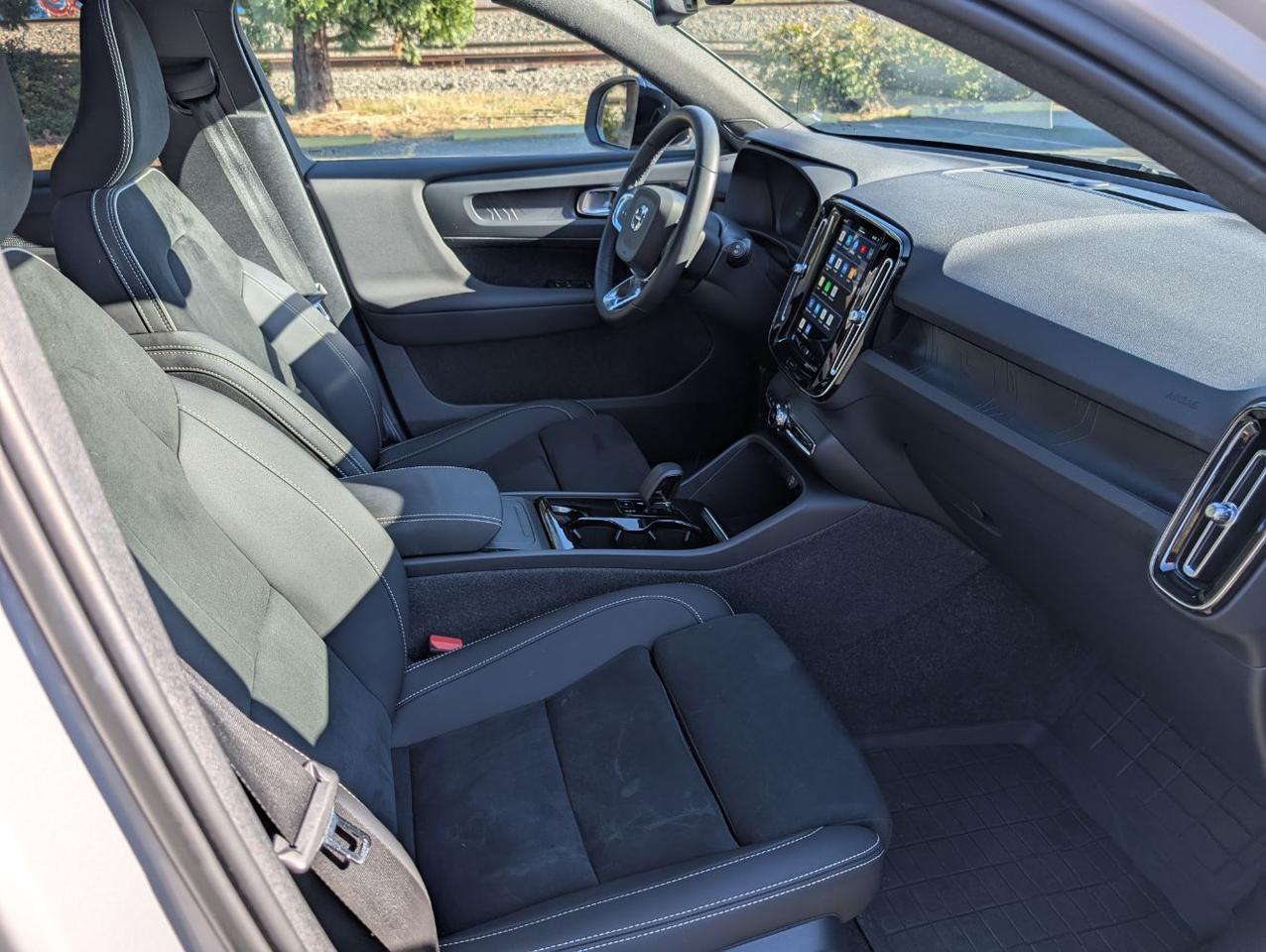 2024 Volvo XC40 Recharge Dual Motor AWD PLUS | 402hp, High Performance Audio, 360° Cam, Heat Pump, 4 Heated Seats & Htd Wheel Portland OR