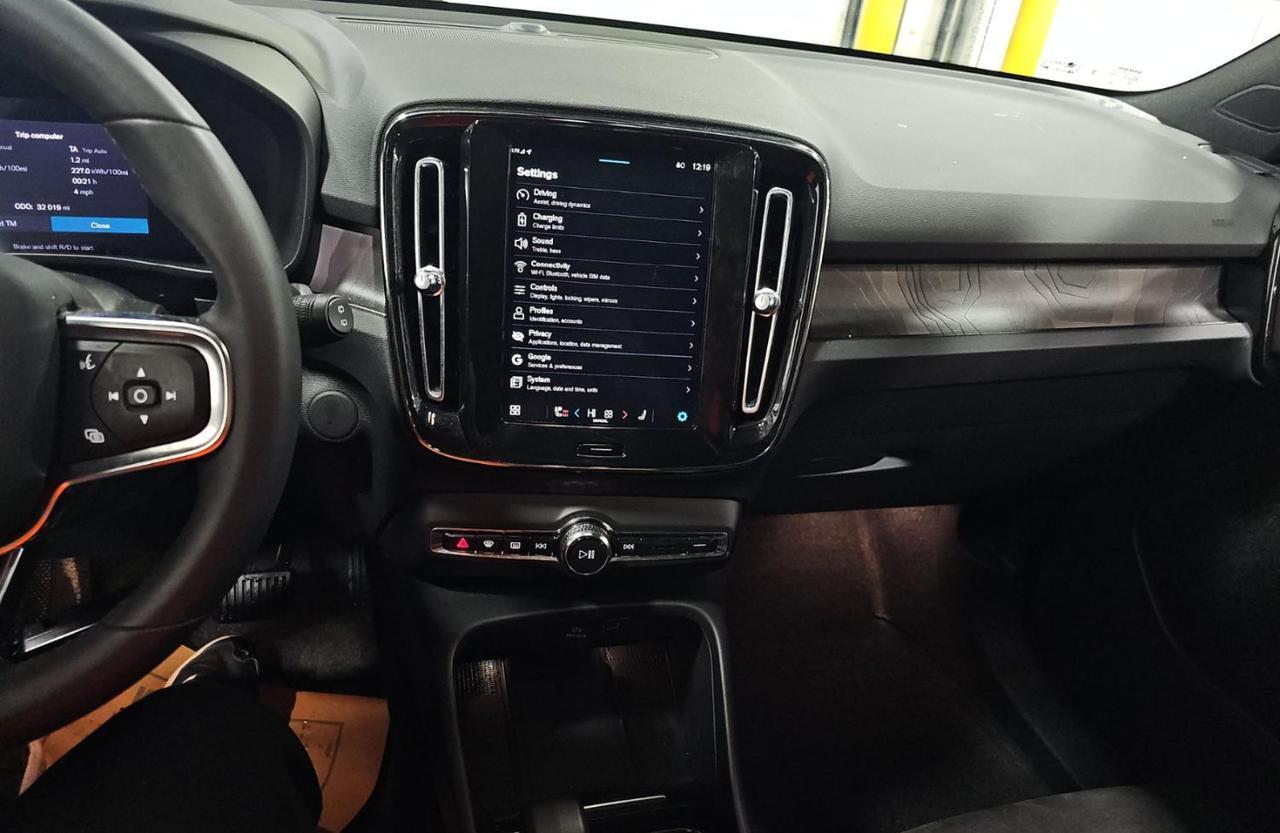 2024 Volvo XC40 Recharge Extended Range PLUS | 293 mi Range, High Performance Audio, 360° Cam, 4 Heated Seats & Wheel Portland OR