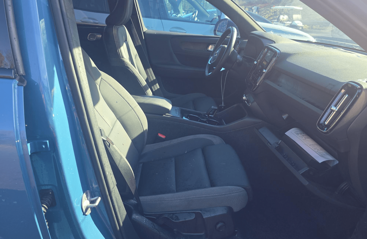 2024 Volvo XC40 Recharge Extended Range(293mi) CORE w/High Performance Sound, Google Built In, 4 Heated Seats & Wheel Portland OR