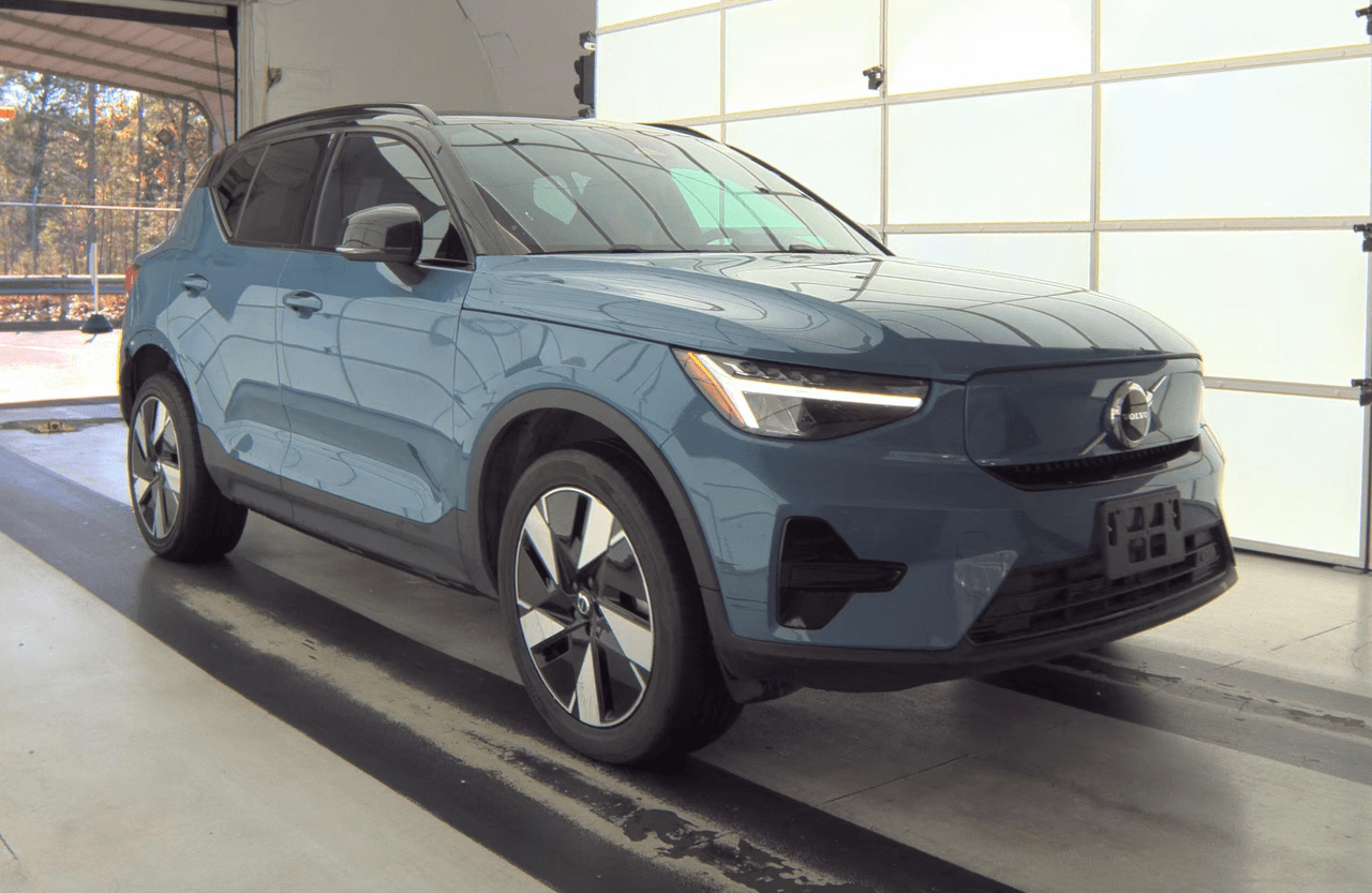 2024 Volvo XC40 Recharge Extended Range(293mi) CORE w/High Performance Sound, Google Built In, 4 Heated Seats & Wheel Portland OR