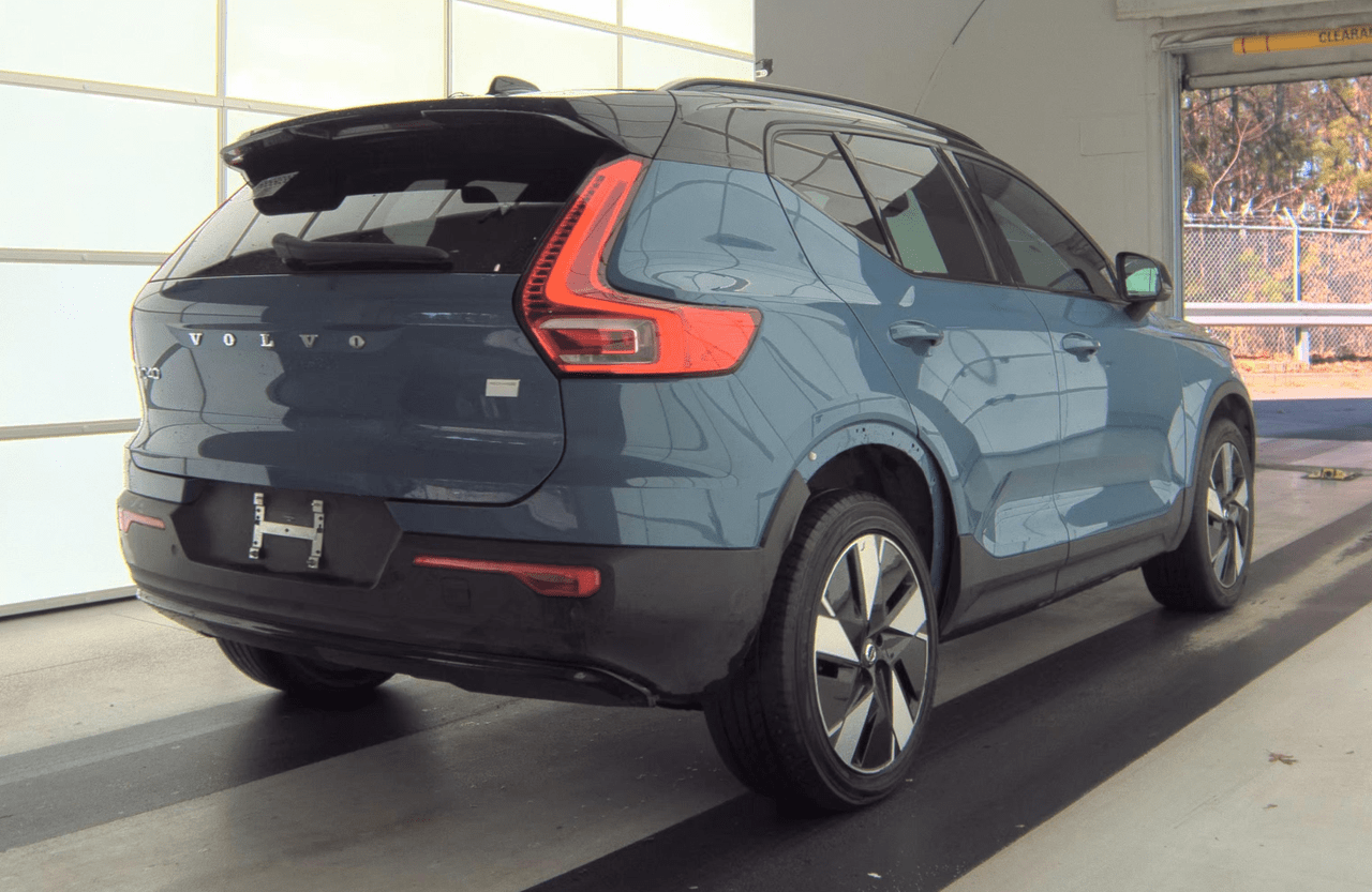 2024 Volvo XC40 Recharge Extended Range(293mi) CORE w/High Performance Sound, Google Built In, 4 Heated Seats & Wheel Portland OR