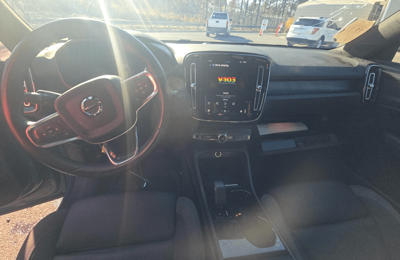 2024 Volvo XC40 Recharge Extended Range(293mi) CORE w/High Performance Sound, Google Built In, 4 Heated Seats & Wheel Portland OR