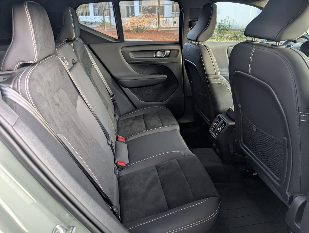 2024 Volvo XC40 Recharge P8 Extended Range PLUS w/High Performance Sound, 360 Cam, Pano Roof, 4 Heated Seats & Wheel Portland OR