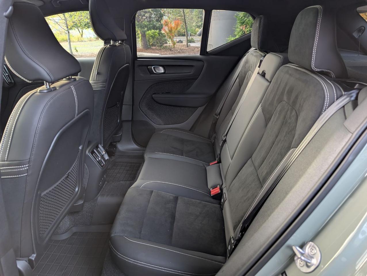 2024 Volvo XC40 Recharge P8 Extended Range PLUS w/High Performance Sound, 360 Cam, Pano Roof, 4 Heated Seats & Wheel Portland OR