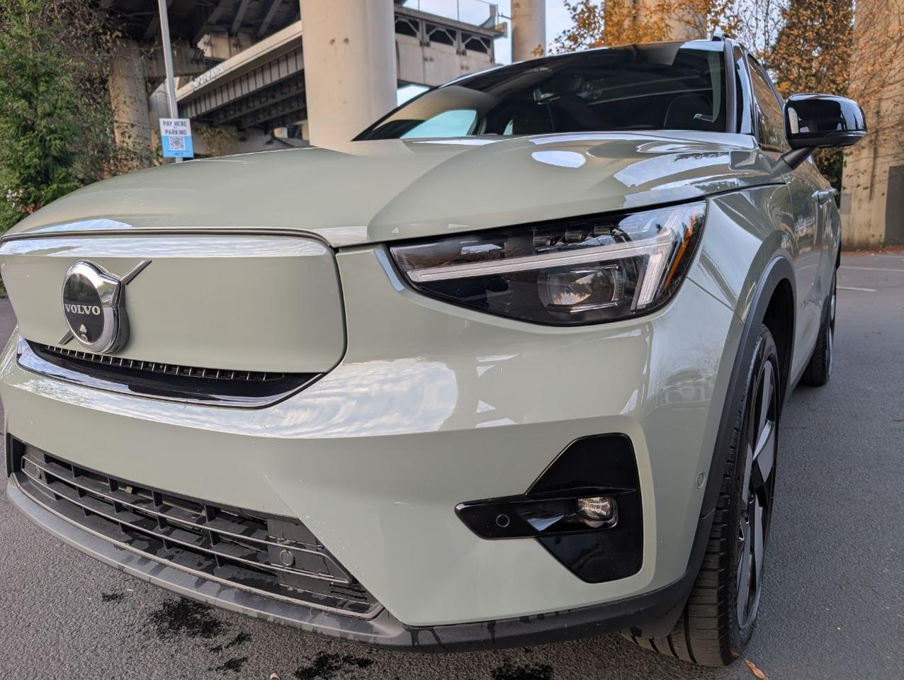 2024 Volvo XC40 Recharge P8 Extended Range PLUS w/High Performance Sound, 360 Cam, Pano Roof, 4 Heated Seats & Wheel Portland OR