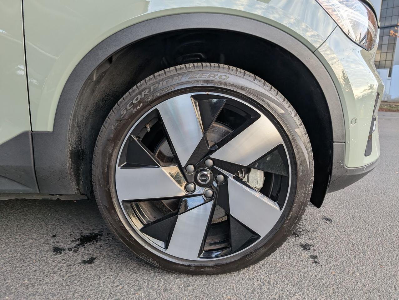 2024 Volvo XC40 Recharge P8 Extended Range PLUS w/High Performance Sound, 360 Cam, Pano Roof, 4 Heated Seats & Wheel Portland OR