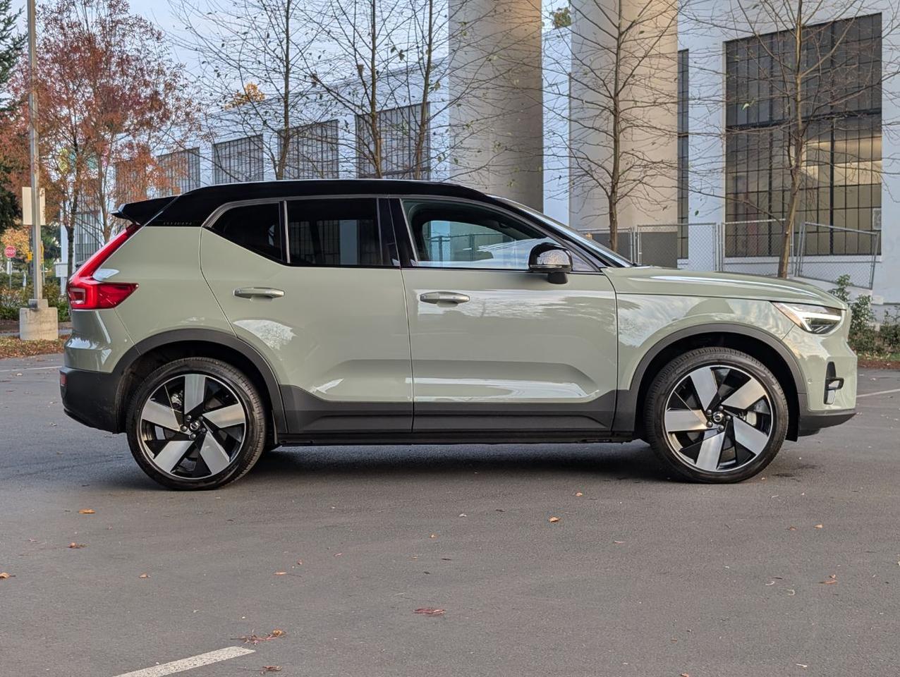 2024 Volvo XC40 Recharge P8 Extended Range PLUS w/High Performance Sound, 360 Cam, Pano Roof, 4 Heated Seats & Wheel Portland OR