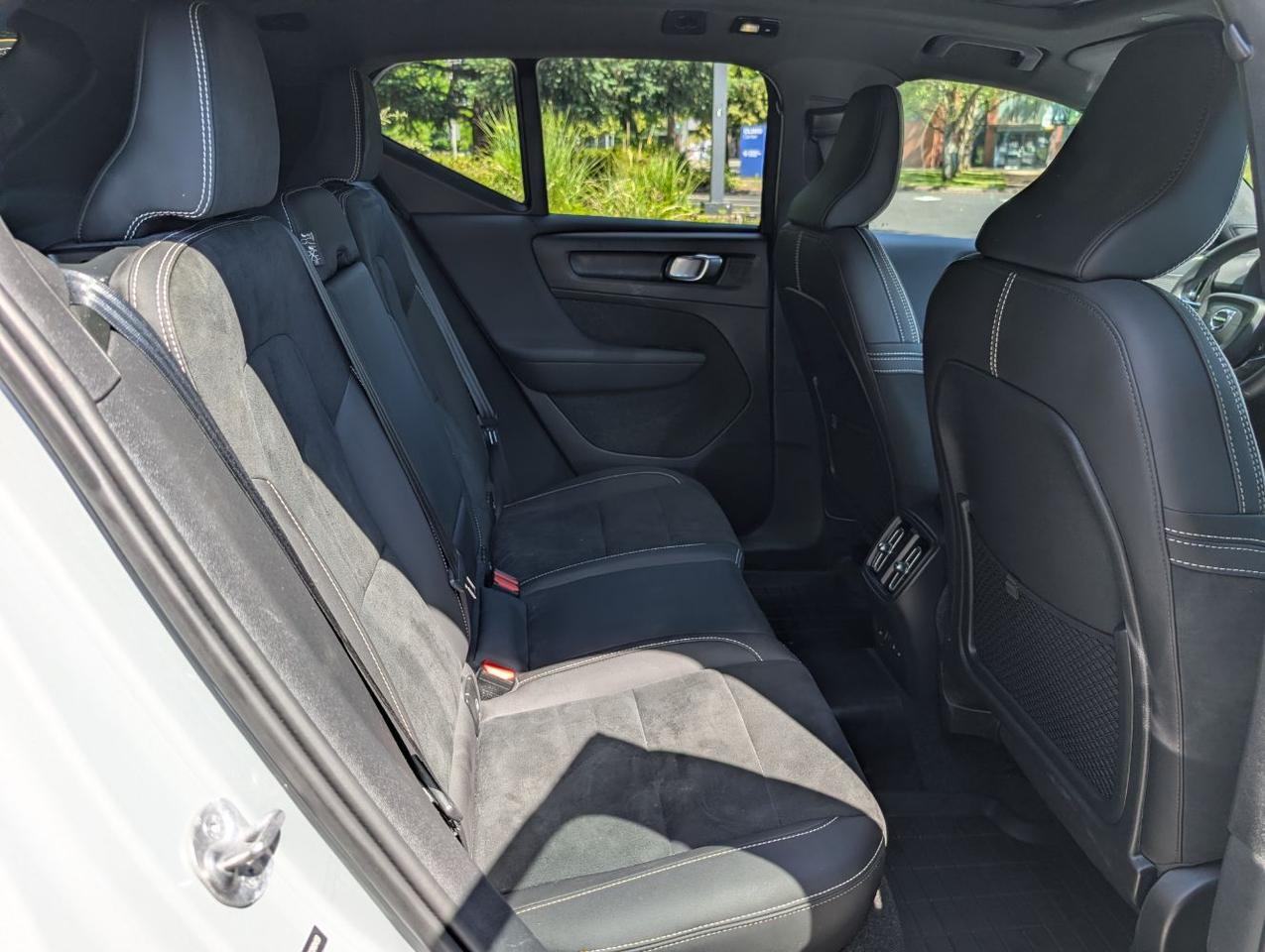 2024 Volvo XC40 Plus - Photo 16