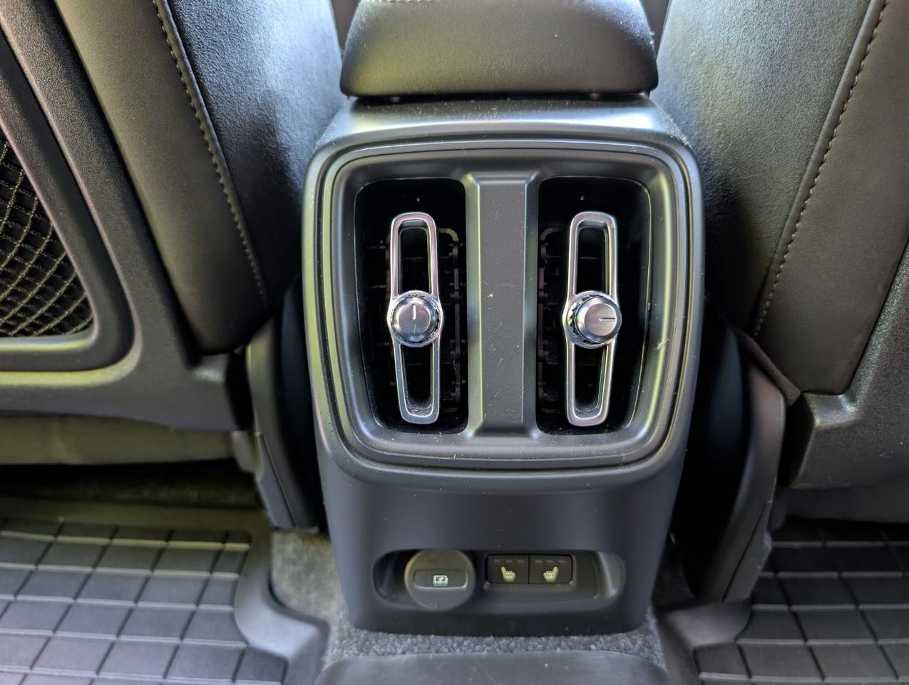 2024 Volvo XC40 Plus - Photo 12