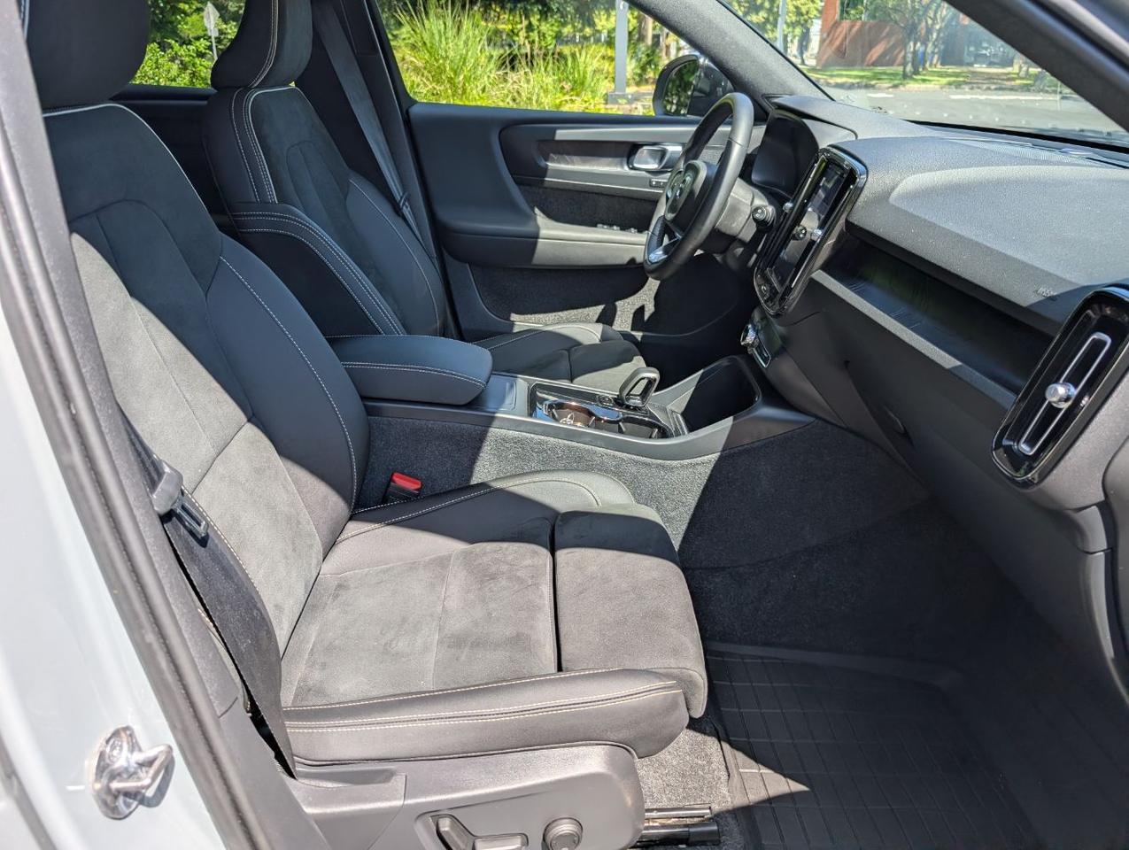 2024 Volvo XC40 Plus - Photo 17