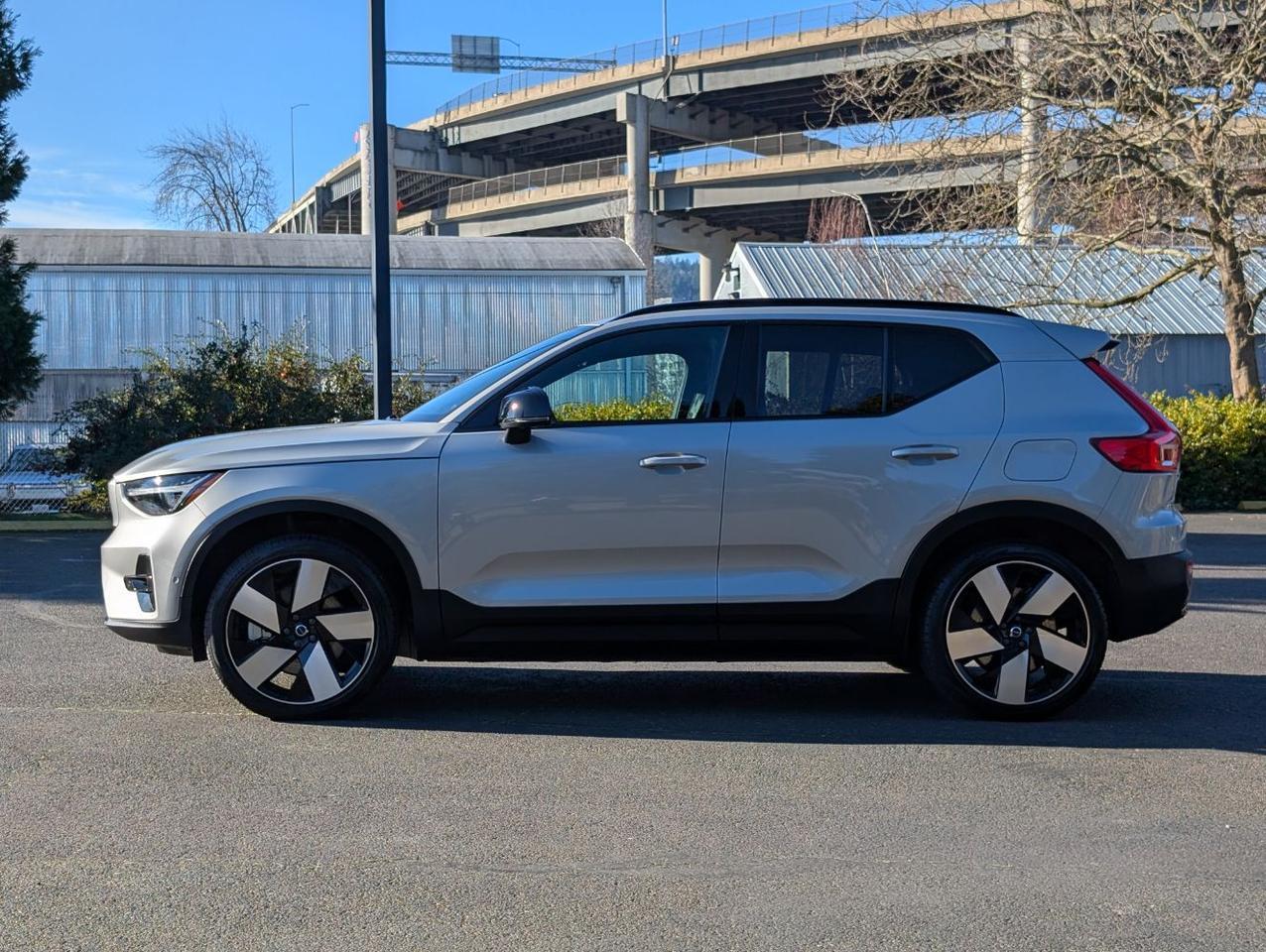 2024 Volvo XC40 Recharge Twin Motor PLUS w/High Performance Sound, 360 Cam, Pano, Heat Pump, 4 Heated Seats & Wheel Portland OR