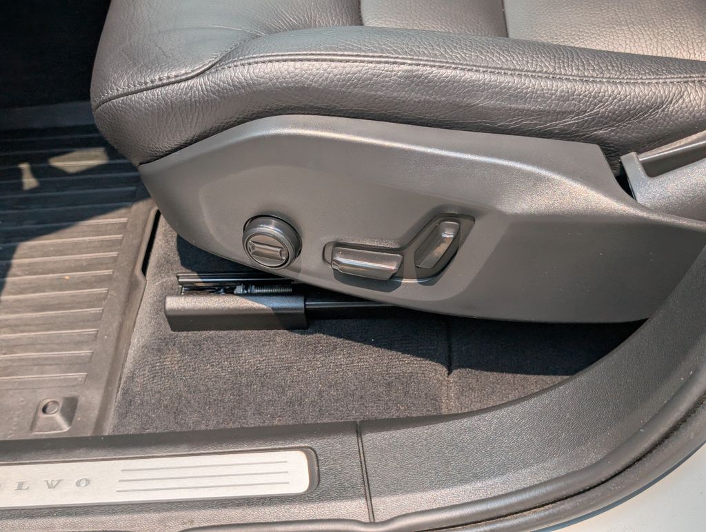 2024 Volvo XC60 B5 Plus Dark Theme Hunt Valley MD
