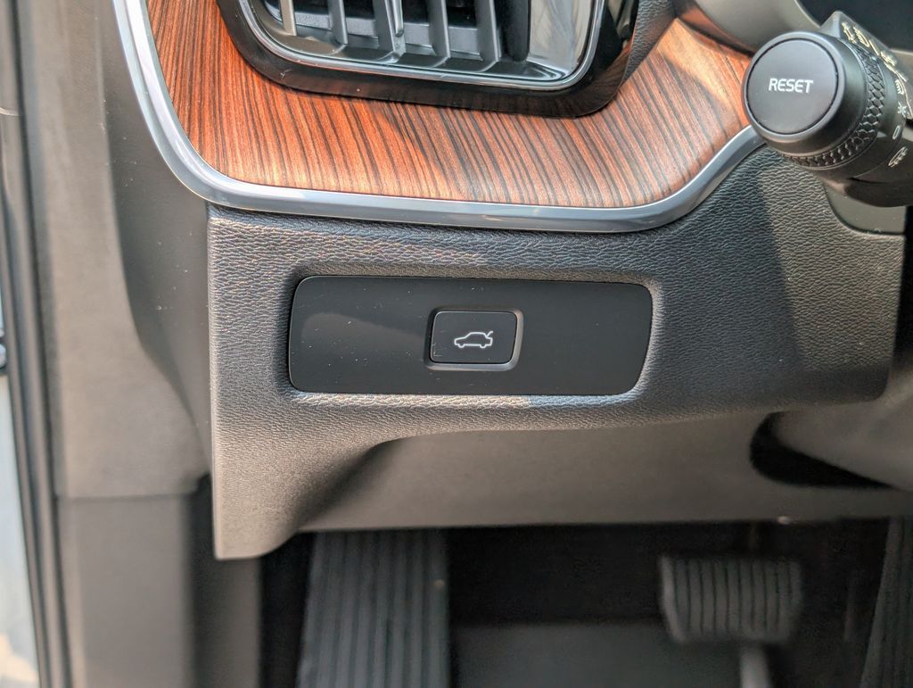 2024 Volvo XC60 B5 Plus Dark Theme Hunt Valley MD