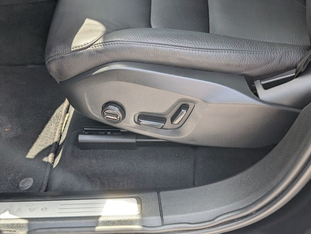 2024 Volvo XC60 B5 Plus Dark Theme Hunt Valley MD