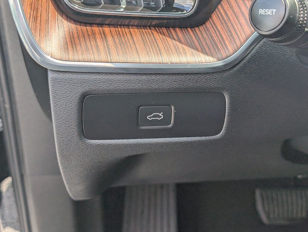 2024 Volvo XC60 B5 Plus Dark Theme Hunt Valley MD