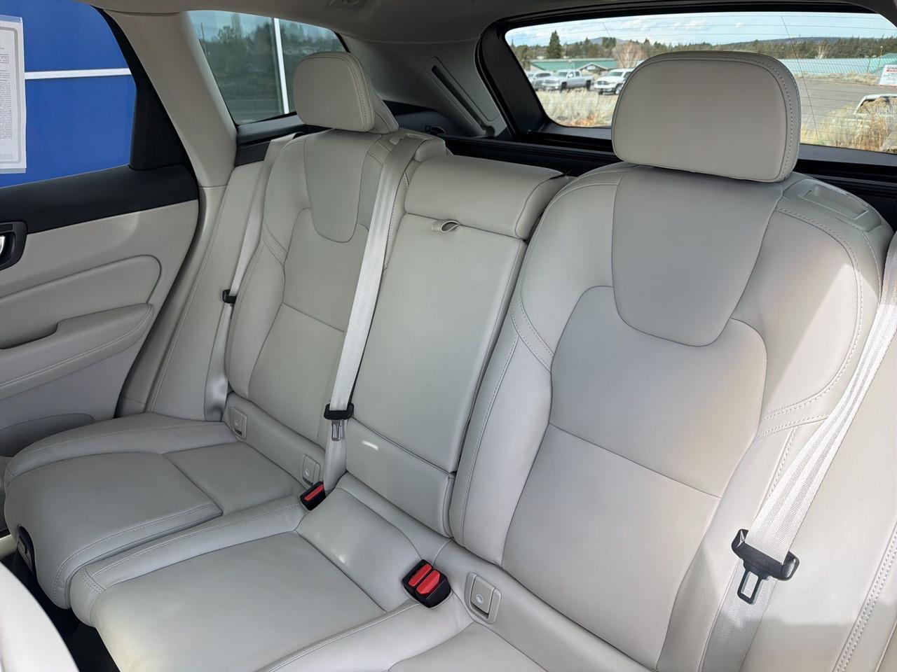 2024 Volvo XC60 B5 Ultimate Dark Theme Bend OR