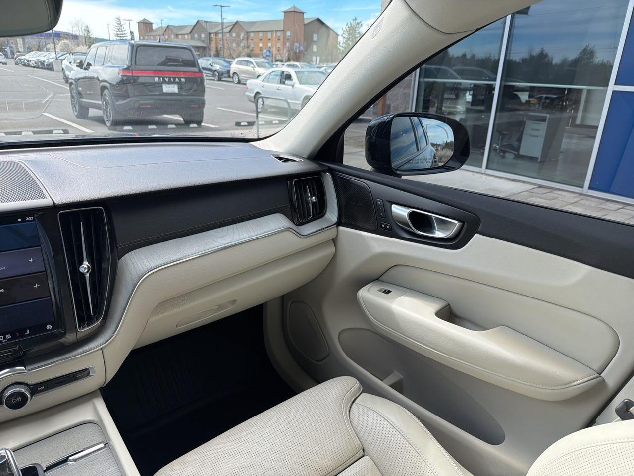 2024 Volvo XC60 B5 Ultimate Dark Theme Bend OR