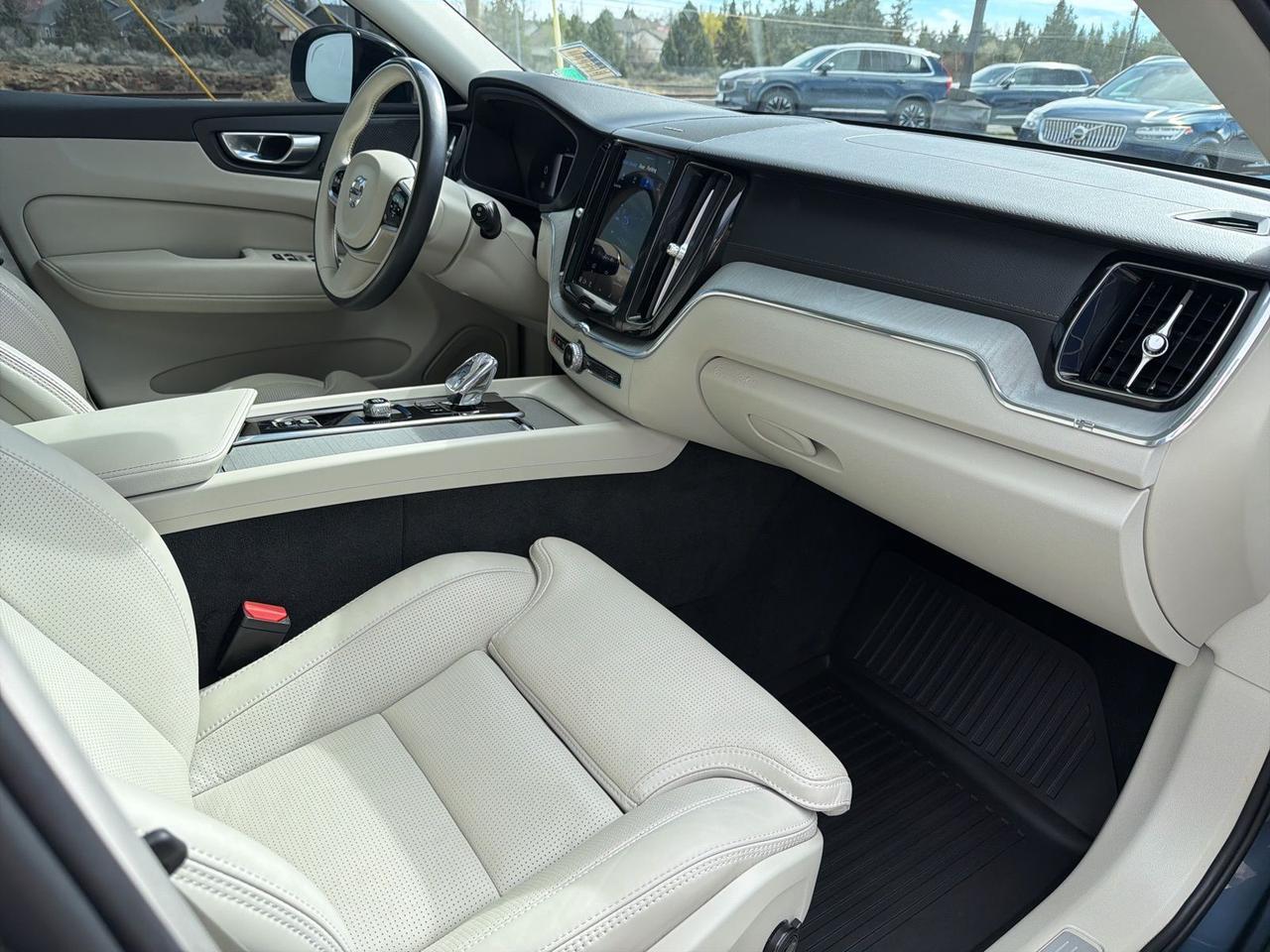 2024 Volvo XC60 B5 Ultimate Dark Theme Bend OR