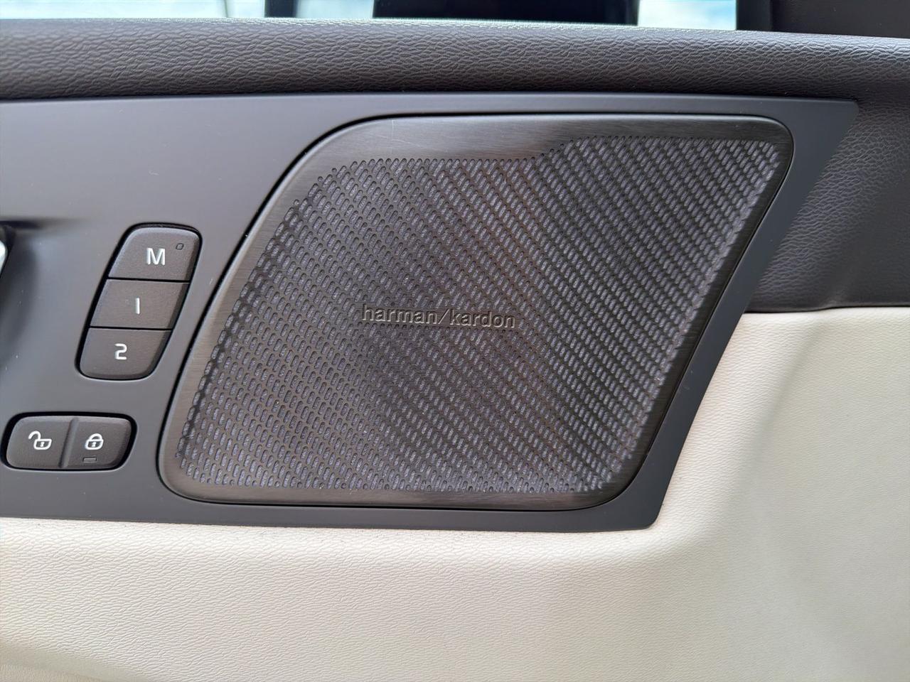 2024 Volvo XC60 B5 Ultimate Dark Theme Bend OR